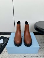 Prada 普拉达24Ss 秋冬新款松糕厚底复古擦色做旧 短靴 秋冬t台走秀主推款！整个系列都充满了令人兴奋和意外的元素结合！复古带点贵气的感觉，上脚非常完美