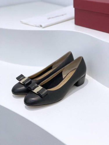 Salvatore Ferragamo 菲拉格慕Vara蝴蝶结经典款 中跟单鞋 皮蝴蝶结配皮包跟 永恒经典 鞋面整张幼嫩的小牛皮搭配透气的羊皮里设计女士衣橱中的