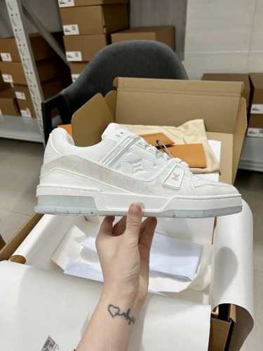 情侣码#东莞顶级代购版本 Lv Trainer 情侣限定系列休闲运动篮球鞋颜值担当 上脚帅炸，每个颜色都是巨巨巨好看！潮人必备单品原版订制压纹粒面小牛皮 非市面