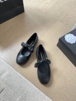 chanel 25C早春玛丽珍单鞋系列 这一季的鞋子都很棒耶！ 纯黑色玛丽珍上脚很舒服鞋面皮质也很软，不用担心会磨脚。兔耳朵也好可爱，黑白拼色和黑色布面都很好看