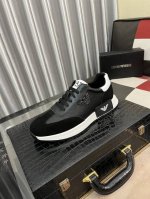 Armani 阿玛尼新款时尚男士运动鞋精心打造国际品牌 此款休闲鞋集优质面料与精湛工艺于一身，鞋面选用头层牛皮！透气网布内里羊皮垫脚。上脚效果帅气有型，轻质T
