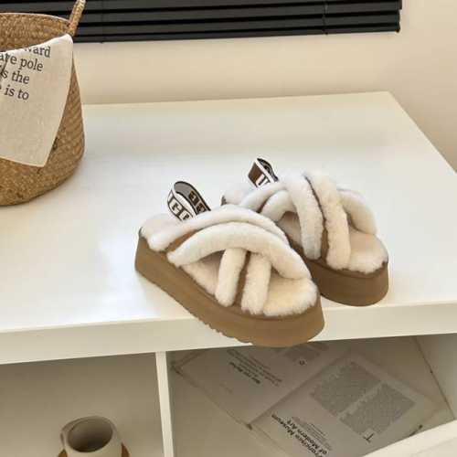 正码 Ugg｜ 最新 厚底交叉拖鞋 鞋底厚底：官网同步 约 4.45公分 鞋面设计，严选隆丰羊皮毛一体鞋面，质感细腻。茸软细腻，贴心之选。 蓬松细软，舒适亲肤，