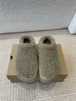 ugg 圆头厚底包头拖 冬季新款女同款休闲舒适 厚底圆头 它的优点就是特别轻又好走路 跑步都没问题搭任何的裤都可以露不露可爱的毛边都好看搭配修身裤十袜子 拉长腿