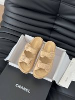 发泡大底版本 Chanel 25新魔术贴凉鞋版面！顶级对版货！所有的颜色我家都有！鞋面进口面料，垫脚内里羊皮，原版五金扣。均配专柜顶级包装！Size:35-39