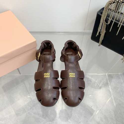 出厂价330￥ 25Ss Miumiu缪缪春夏走秀款罗马凉鞋猪笼鞋 超多明星网红种草 复古时髦前 品牌Logo标志性金属标搭配每一个设计元素都踩在时髦点上 上脚
