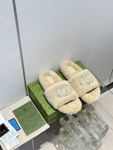 Gucci新款 钻扣毛拖 高品质闭眼入！加厚真毛踩上去更加柔软舒服，采用进口皮毛一体羊羔毛 施华洛世奇水钻扣 巨闪 原版高密度发泡底 Size:# 35-40