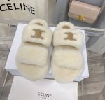Celine赛琳 冬季新款羊毛拖鞋这一季的思琳又让我重新爱了它一次！这季节美鞋太多这款毛拖真的是让我无法自拔真太可爱了～ 毛茸茸的羊毛是选用欧洲进口a级羊毛 我