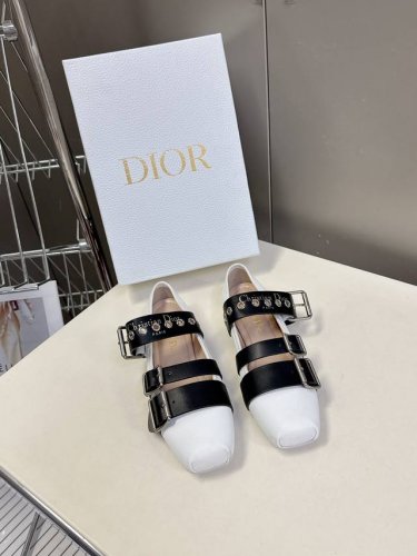 Dior 迪奥春夏新款玛丽珍乐福鞋 一眼就想要玛丽珍单鞋简单大方‘低调奢华！配上醒目的Chanristian Dior标志扣非常高级穿着舒适好看 而且好搭配春夏