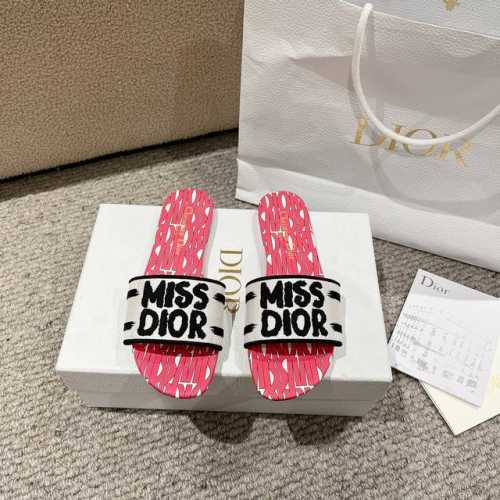 代购级别！2024新款迪奥miss Dior 系列平底拖鞋，经典上乘美艳力作 dior专柜最火春夏系列 兼备气质 时尚 经典耐看的设计风格 上脚效果特别美！原版