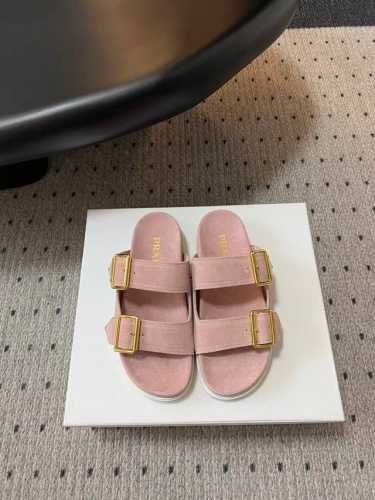 Prad* 绗缝皮质凉拖鞋 经典设计，永不过时。选鞋子注重美观的同时，舒适是最重要的，这款鞋子平底设计，防滑耐磨，春日出行百搭时尚，百搭炫酷，多巴胺夏天必备色