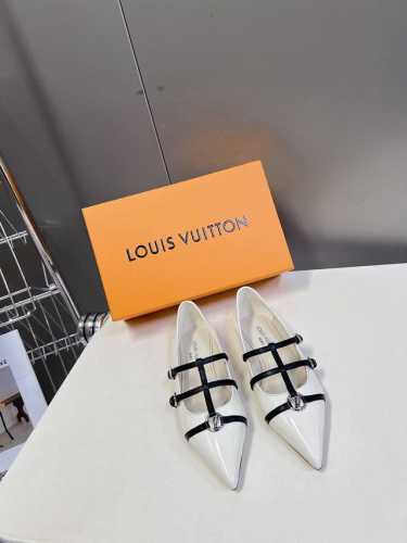 Louis Vuitton 路易威登春夏玛丽珍时装尖头鞋 春夏秀场出镜率最高的一款单品 超多名模上脚 简约大方非常百搭 鞋面采用原版牛皮； 全皮包裸纯手工缝纫鞋