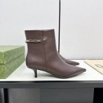 Gucci 经典爆款秋冬尖头链条高跟短靴！ 今年最不能错过的一双靴子！整体楦型流畅秀气，精致百搭又不失时髦感细 腻的皮质感，很软很舒服，鞋面镂空显得性感又高级，