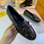 出厂价 Louis Vuitton这款arizona便鞋采用monogram Eclipse帆布，其手工漆绘染边及手工缝制鞋面充分展现了路易威登的传统制鞋工艺。