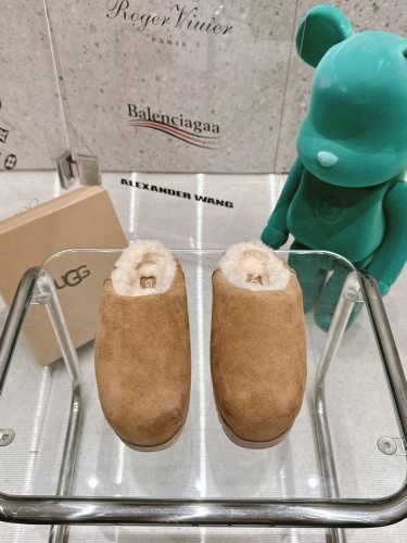 Ugg，2024新款出炉卡皮巴拉胖头鞋，系列刻在基因里的松弛感 X拒绝精神内耗 ，卡皮巴拉”潮流风向标，经典胖头拖鞋 卡通可爱造型让你的穿搭更具吸引力突破虚拟与