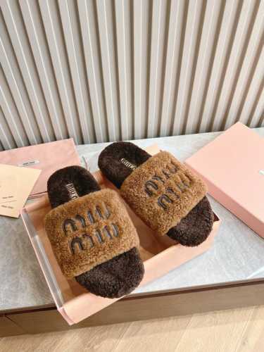 出厂 顶级版本 Miu Miu 24Ss 秋冬新品毛拖～ 秋冬新宠 百搭时髦单品！ 不管居家还是外穿都是品味的象征性！ 秋冬搭配袜子 那更是太绝太绝了 进口澳洲
