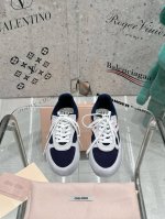 出厂价 Miu Miu 2025春夏系列秀场这双运动鞋引起关注，Miu Miu 与 New Balance 合作系列无疑是近几年最成功的运动鞋单品，本季Miu