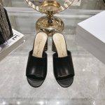 出厂Dior 迪奥2025春秋系列明星同款字母logo圆柱粗跟拖鞋 穿脱方便 出门随走随穿 款式新颖材质：鞋面进口漆皮 内里 羊皮+羊皮垫脚+意大利真皮大底跟高