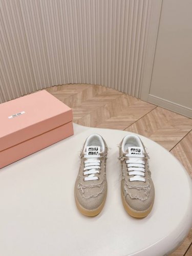 出厂 ，最新爆款！2024 缪缪miumiu 最新款 阿甘鞋 德训鞋 复古时尚 简约高级 随意搭配 上脚非常轻便舒适，鞋面原版牛仔面 最新开模原版大底。Size