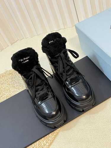 prada羊毛高帮休闲鞋 P家秋冬羊毛厚底羊羔毛板鞋新品 决绝子单品，皮毛一体材质加持，好看又温暖呀 鞋面开边珠牛皮 小牛皮内里剪羔羊毛，原版底！ 顶版 Siz