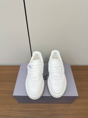 冲量价 Hogan 24款面包鞋系列 欧美明星的超级爆款 太多明星穿了 发泡底的独家模具是非常非常贵的 鞋面原版定制细纹牛皮 非常柔软 秒杀市面 内里头层小牛皮