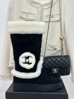 厂价 Chane*｜小香经典秋冬双c 厚底雪地靴 一双可以做到极致的雪地靴 一眼看到我觉得它有一种很慵懒感觉 一点都不用担心显胖的问题 穿上真的俏皮暖和又舒适！