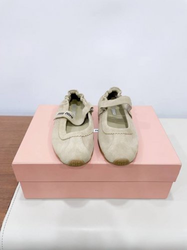 miumi*缪缪2025春夏最新走秀款玛丽珍休闲鞋国内外博主刷爆的一款，小红书种草系列，复古又时髦上脚美炸了 简约的运动板鞋设计，极具辨识度的鞋舌，打造佛系甜美