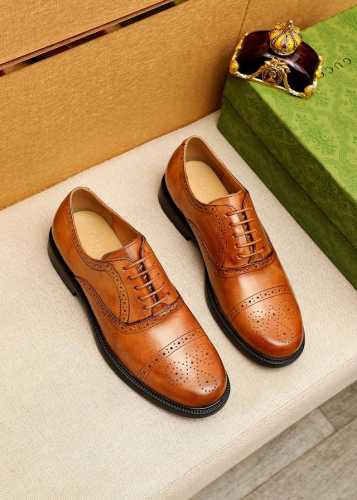 商品商标：Gucci 古驰 商务皮鞋 正码码数: 38-44 45订制 商品材料：精选 进口头层小牛皮鞋面，进口牛皮内里。强烈立体视觉效果，橡胶大底 颜 色：2