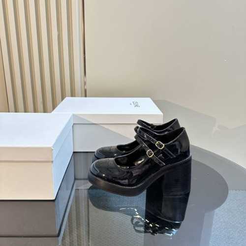 高版本出厂 Celine*赛琳 秋冬新款高跟玛丽珍系列单鞋，专柜限量款 凯旋门的五金扣设计极具品牌辨识度非常百搭的一款单鞋 鞋面：进口漆皮 内里：山羊皮、上脚非