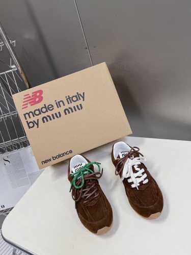 Miu Miunew Balance 联名系列情侣运动鞋、各大品牌都热衷于跨界联名、缪缪这次联名诚意满满非常有亮点鞋面高丝光拼接、做旧毛边设计、复古又叛逆、令人