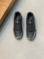Loui* Vuitto* X Nike 潮酷男士休闲运动鞋，配色无敌，设计思路基本上是延续 The Ten 的风格，Swoosh 车线、鞋舌标签视觉效果相当熟