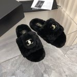 Chanel香奈儿24秋冬款新品毛拖绝对秋冬必备的单品之一小香水台厚底羊毛拖鞋 优质新颖毛皮菱格电绣鞋面搭配羊羔毛内里双c扣件 色泽完美不易氧化简约大气 精致感
