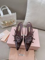 高版本出厂Miumiu*缪缪 24春夏大热走秀款 小猫跟单鞋走秀款出现在各大时装杂志封面 各路明星、小红书博主着用～全新复古上脚尤为惊艳到你的一款闭眼入都是不会