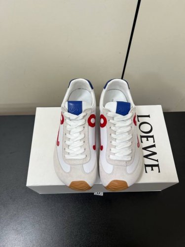 带扣290男款10 Ballet Runner 2.0不对称鞋头造型，作为LOEWE罗意威的标志性设计* 超柔软、轻便且灵活的鞋底* 新的波浪纹理橡胶外底，延伸