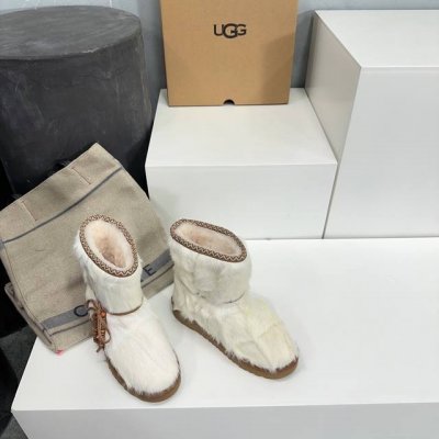 高品质出厂6寸 ！顶级品质油鸡鸡ugg Ss秋冬最新皮毛一体雪地靴！复古风吊坠点缀装饰时装雪地靴！这双柯基鞋上脚真的超鸡好看保暖，穿腻了经典普通款可以试一下这双