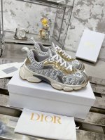dior Chrono 迪奥老爹鞋 高版本. 原版开发全新tpu吸膜超轻极软组合大底. 运动风格 运动鞋..老爹鞋.. 上脚超美超赞..各路明星网红纷纷上脚..