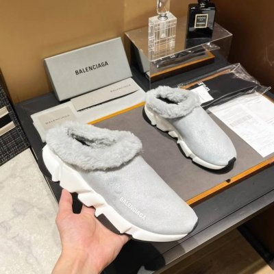 Balenciaga ，出厂价 人民币，受逐渐下降的气温影响，居家已经掀起了一股时尚毛毛拖的热潮！ 没错！Balenclaga牛货来袭！重磅推荐balencla
