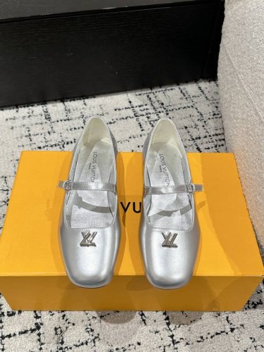 Louis Vuitton 25 Swing最新 圆头搭扣 平跟 玛丽珍鞋 简约精致，高级感满满，尽显优雅气质～ 上脚超好看，拉满了夏日美鞋绝绝子啊 鞋面：进口
