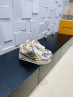 顶级版本： LV 路易威登L家 驴牌 Trainer系列 情侣款 休闲 运动鞋 滑板鞋原版购入开发 做货 本款 LV Trainer 运动鞋为丹宁布铺陈男装艺术