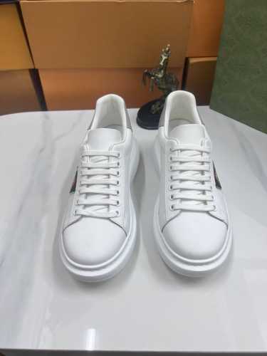 出厂价：品牌：古奇gucci标准码：38–44 45定制等级：官网同款材料：原版皮料 舒适羊皮内里 轻便柔软耐磨大底款式类别：男士时尚休闲鞋 跑步 运动鞋 尊贵