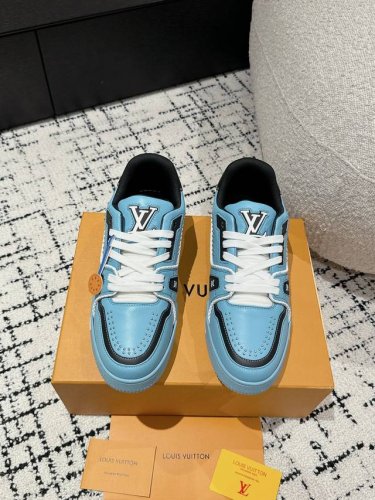顶级版本 男款 Lv 路易威登l家 Trainer 24 新款 魔术贴 休闲 运动鞋 滑板鞋 Lv Trainer 运动鞋的灵感源自复古篮球鞋，代表 Virgi
