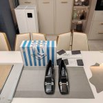 方头露舌皮饰金属扣头穆勒单鞋系列 顶级包装配套最高版本 PRADA 2025s普拉达春夏新品， 顶级版本 实力来袭！复古时尚普拉达公主糖果风格单鞋，少女必备 制