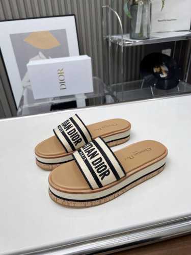 橙子出厂价P Dior 迪奥新款 字母刺绣厚底拖鞋 休闲凉拖 一字拖 圆头增高木底一字凉拖刺绣字母Logo厚底拖鞋 高度适中超美 上脚不仅舒适还很惊艳！ 码数：