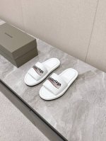 Balenciaga巴黎世家 新款情侣厚底拖鞋顶级版本超火巴黎世家毛拖 情侣尺码时装博主与欧美明星大爱款 冬季必备款 时尚却不过分张扬show details鞋
