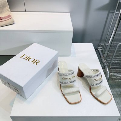 高品质出厂 ！顶级品质Dior迪奥 D-Lane25春夏新款粗跟凉拖一字冲孔镂空拖鞋！ 这款 D-Lane 凉拖彰显经典风格。黑色牛皮革鞋面，展示镂空藤格纹图案
