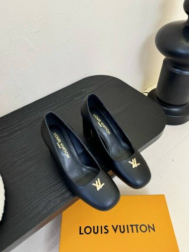 Louis Vuitton Lv Swing 高跟鞋最火最新金属跟玛丽珍后空粗跟凉鞋字母标高跟单鞋 原版开模V型金属跟！ 鞋面：小牛皮 牛漆皮 内里垫脚：羊皮