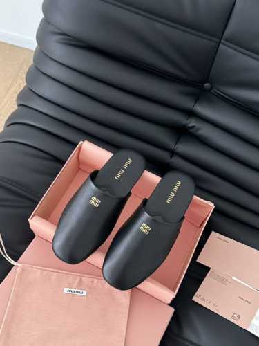 代购级别 Miumiu谬谬半拖 原版购入开发材料细节均与原版一致 鞋面麂皮 内里羊皮 原版tpu大底 Size:35-40