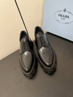 Prada普拉达系带尖头厚底乐福鞋 原版1:1定制，今年最潮的英伦风复古情侣小白鞋，众多网红上脚，这款鞋，牛皮拼色，鞋舌高周波压印字母logo工艺，今年非常爆，