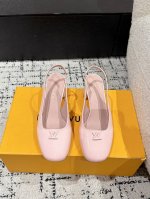 Louis Vuitton 25 Swing最新 圆头后空 5.5粗跟 玛丽珍鞋 简约精致，高级感满满，尽显优雅气质～ 上脚超好看，拉满了夏日美鞋绝绝子啊 鞋面