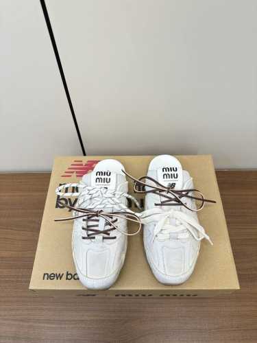 Miumiu X New Balance 联名款nb时尚半拖！ Miu Miu 缪缪大秀上爆出的这双与new Balance 新百伦联名款运动 球鞋 后全球各大
