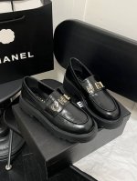 出厂： Chanel 香奈儿 早春新款 字母乐福鞋 一脚蹬乐福鞋 厚底单鞋 春季香家必备爆款，女神系列，拥有香家特色优雅名媛气质，超级耐看，让人无法抗拒，心动